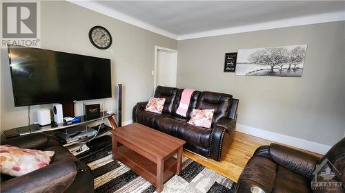 329 Richelieu Avenue, Ottawa, ON - Indoor Photo Showing Living Room