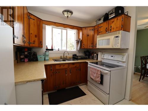 4175 Baker Road, Prince George, BC - Indoor Photo Showing Kitchen With Double Sink
