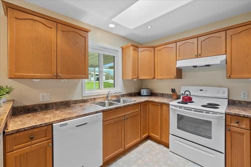 7116 Wright Way, Trail, BC - Indoor Photo Showing Kitchen With Double Sink