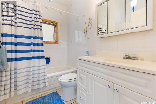 100 6Th Street, Buena Vista, SK - Indoor Photo Showing Bathroom