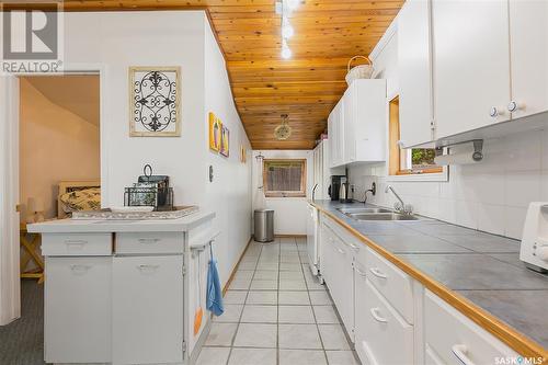100 6Th Street, Buena Vista, SK - Indoor Photo Showing Kitchen With Double Sink