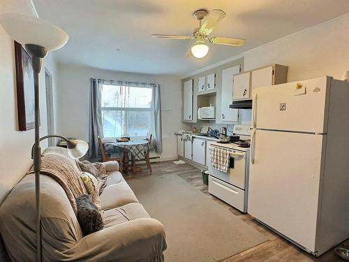 Salon - 276  - 278 1Re Avenue, Belleterre, QC - Indoor Photo Showing Kitchen