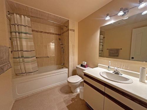 201 590 Beverly Street, Thunder Bay, ON - Indoor Photo Showing Bathroom