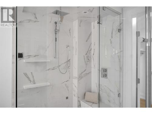 450 Groves Avenue Unit# 302, Kelowna, BC - Indoor Photo Showing Bathroom