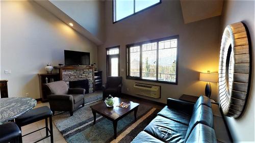 735 C - 700 Bighorn Boulevard, Radium Hot Springs, BC - Indoor Photo Showing Living Room