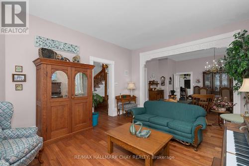 63 Bridge St, Meaford, ON - Indoor Photo Showing Living Room