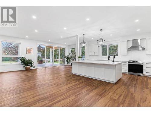 4715 Parkridge Drive, Kelowna, BC - Indoor Photo Showing Kitchen With Upgraded Kitchen