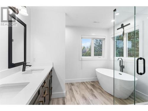 4715 Parkridge Drive, Kelowna, BC - Indoor Photo Showing Bathroom