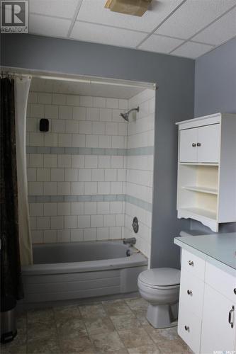 365 4Th Street W, Shaunavon, SK - Indoor Photo Showing Bathroom
