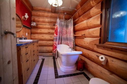 1072 Hagey Road, Creston, BC - Indoor Photo Showing Bathroom