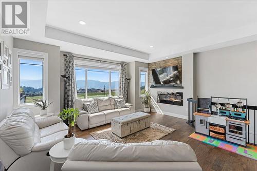 2608 Paramount Drive, West Kelowna, BC - Indoor Photo Showing Living Room