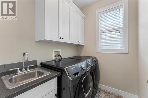 2608 Paramount Drive, West Kelowna, BC - Indoor Photo Showing Laundry Room