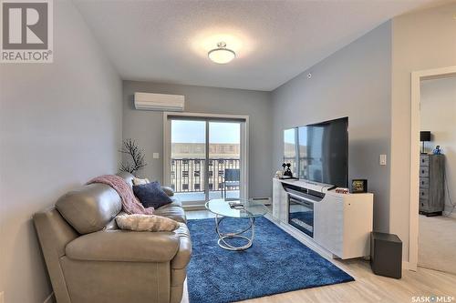 405 2641 Woodbridge Drive, Prince Albert, SK - Indoor Photo Showing Living Room
