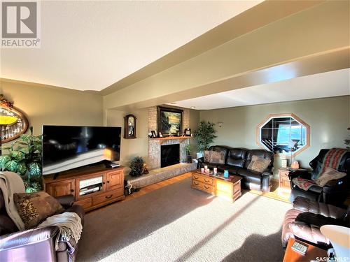 Ne-33-29-23W3, Kindersley Rm No. 290, SK - Indoor Photo Showing Living Room With Fireplace