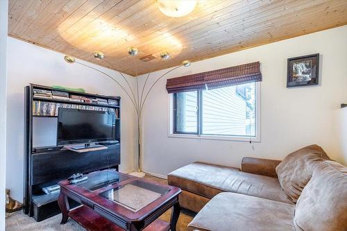 59 Cassiar Drive, Elkford, BC - Indoor Photo Showing Living Room