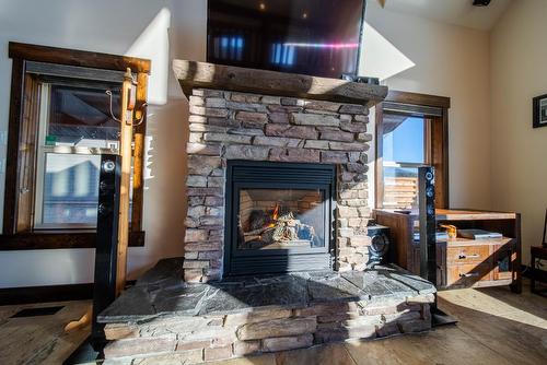 1676 Koocanusa Lake Drive, Newgate, BC - Indoor Photo Showing Living Room With Fireplace