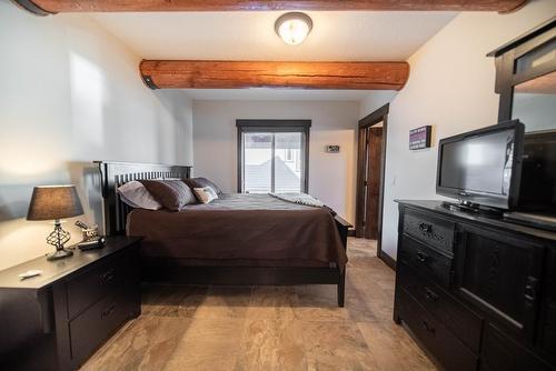 1676 Koocanusa Lake Drive, Newgate, BC - Indoor Photo Showing Bedroom