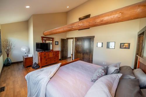 1676 Koocanusa Lake Drive, Newgate, BC - Indoor Photo Showing Bedroom