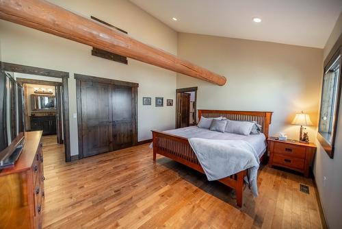 1676 Koocanusa Lake Drive, Newgate, BC - Indoor Photo Showing Bedroom