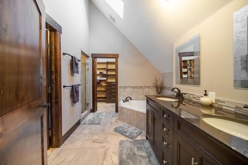 1676 Koocanusa Lake Drive, Newgate, BC - Indoor Photo Showing Bathroom