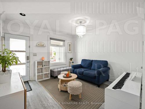 118 Wheeler Ave, Toronto, ON - Indoor Photo Showing Living Room