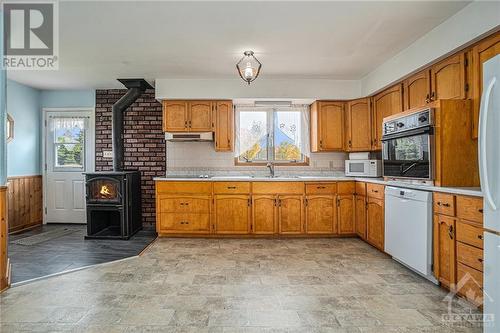 1933 Clarendon Road, Maberly, ON - Indoor Photo Showing Kitchen