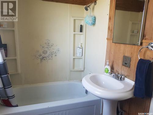 208 Railway Avenue, Stoughton, SK - Indoor Photo Showing Bathroom