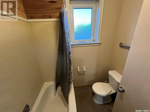 405 15Th Street W, Prince Albert, SK - Indoor Photo Showing Bathroom