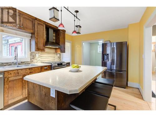 730 Fuller Avenue, Kelowna, BC - Indoor Photo Showing Kitchen With Double Sink