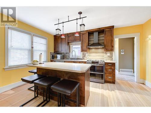 730 Fuller Avenue, Kelowna, BC - Indoor Photo Showing Kitchen With Upgraded Kitchen