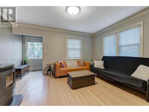 730 Fuller Avenue, Kelowna, BC - Indoor Photo Showing Living Room