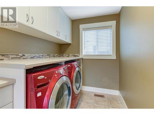 730 Fuller Avenue, Kelowna, BC - Indoor Photo Showing Laundry Room
