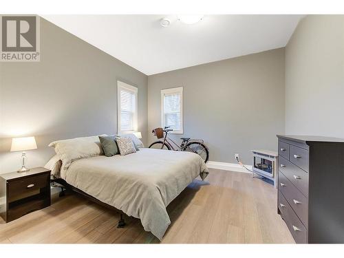 730 Fuller Avenue, Kelowna, BC - Indoor Photo Showing Bedroom