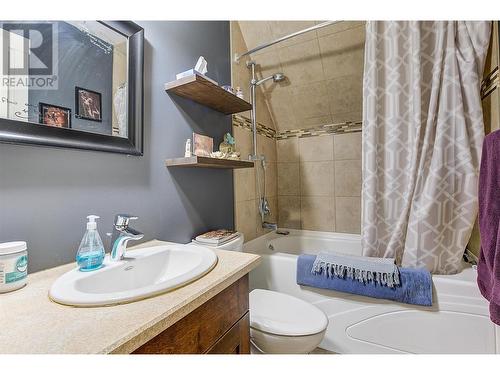730 Fuller Avenue, Kelowna, BC - Indoor Photo Showing Bathroom