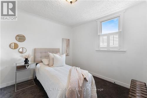 101 Teal Ave, Hamilton, ON - Indoor Photo Showing Bedroom