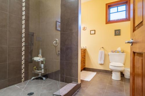922 Redstone Drive, Rossland, BC - Indoor Photo Showing Bathroom