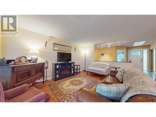 925 Eastside Avenue, Oliver, BC - Indoor Photo Showing Living Room