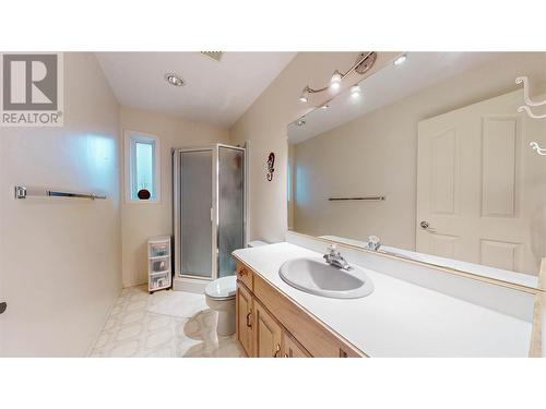 925 Eastside Avenue, Oliver, BC - Indoor Photo Showing Bathroom