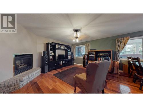 925 Eastside Avenue, Oliver, BC - Indoor Photo Showing Living Room With Fireplace