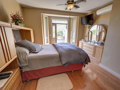 8705 Road 22, Osoyoos, BC - Indoor Photo Showing Bedroom