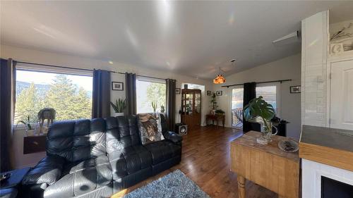 3465 Smith Road, Falkland, BC - Indoor Photo Showing Living Room