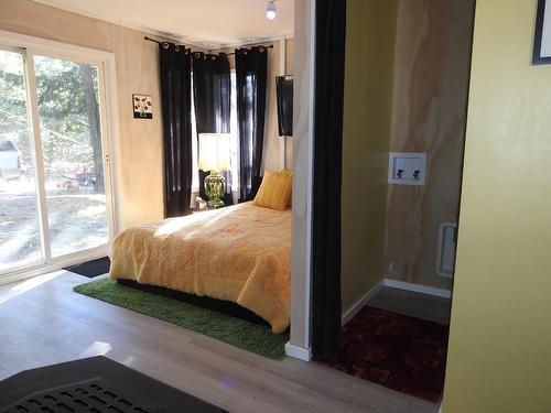 3465 Smith Road, Falkland, BC - Indoor Photo Showing Bedroom