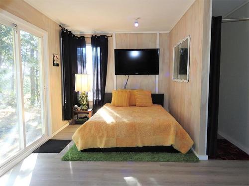 3465 Smith Road, Falkland, BC - Indoor Photo Showing Bedroom