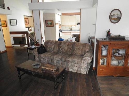 3745 Highway 97A, Armstrong, BC - Indoor Photo Showing Living Room