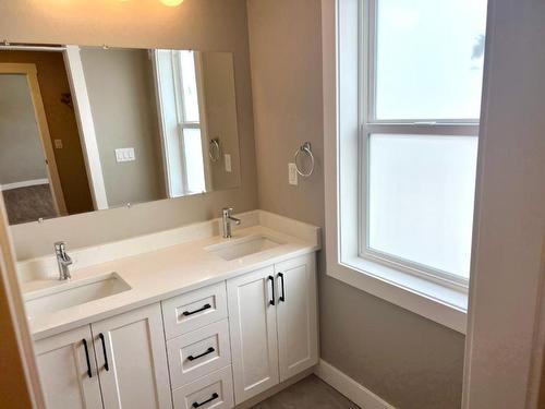 108 Abbey Road, Princeton, BC - Indoor Photo Showing Bathroom