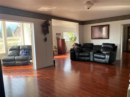 4435 Hallam Road, Armstrong, BC - Indoor Photo Showing Living Room