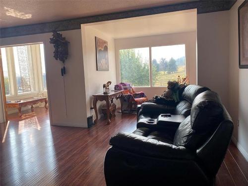 4435 Hallam Road, Armstrong, BC - Indoor Photo Showing Living Room