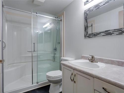 106-3858 Brown Road, West Kelowna, BC - Indoor Photo Showing Bathroom