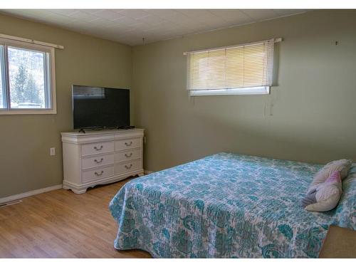 2720 Hwy 33, Rock Creek, BC - Indoor Photo Showing Bedroom