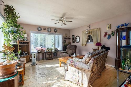 85 Ernest Avenue, Beaverdell, BC - Indoor Photo Showing Living Room